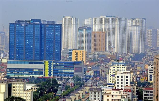 Đóng góp quan trọng vào những thành tựu quan trọng của đất nước trong những năm qua là sự hiện diện của hàng trăm công trình quan trọng trên nhiều lĩnh vực ở khắp mọi miền đất nước. Đó là biểu tượng chân thực, minh chứng sống động cho bản lĩnh trí tuệ, tinh thần dám nghĩ dám làm của tập thể những người lao động Việt Nam. Trong ảnh: Hà Nội với những công trình nhà cao tầng hiện đại, không thua kém các đô thị lớn các nước trong khu vực. Ảnh: Huy Hùng – TTXVN
