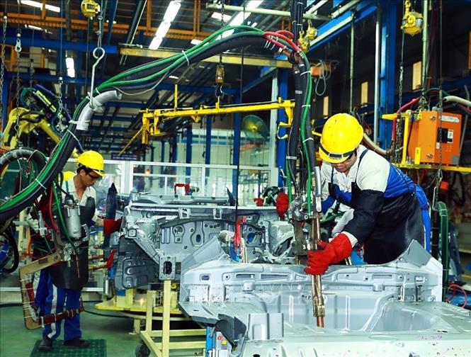 Giai cấp công nhân Việt Nam là lực lượng đặc biệt quan trọng duy trì và phát triển hoạt động sản xuất, tạo ra khối lượng lớn sản phẩm công nghiệp, đóng góp chủ yếu vào ngân sách Nhà nước. Trong ảnh: Công nhân lắp ráp ô tô tại Nhà máy ô tô Huyndai Thành Công Việt Nam. Ảnh: Thống Nhất - TTXVN