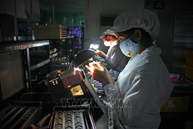 Cùng với lịch sử và sự phát triển của đất nước có những công trình mang đậm dấu ấn trí thức Việt trong lĩnh vực nghiên cứu ứng dụng là công sức của tập thể những người lao động Việt Nam để cống hiến âm thầm cho cộng đồng.Trong ảnh: Công nhân Công ty TNHH Nghiên cứu kỹ thuật R Việt Nam kiểm tra chất lượng của thấu kính quang học cao cấp dùng cho máy ảnh kỹ thuật số và dụng cụ quang học. Ảnh: Trọng Đạt – TTXVN