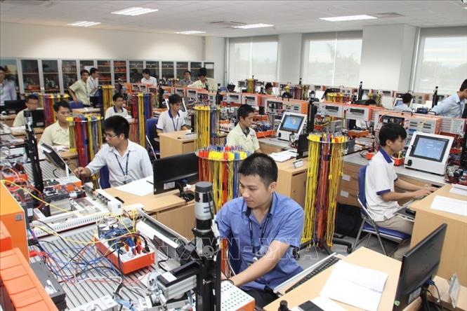 Cùng với lịch sử và sự phát triển của đất nước có những công trình mang đậm dấu ấn trí thức Việt trong lĩnh vực nghiên cứu ứng dụng là công sức của tập thể những người lao động Việt Nam để cống hiến âm thầm cho cộng đồng. Trong ảnh: Một phòng đào tạo công nhân bậc cao của Nhà máy điện thoại Samsung Thái Nguyên (2014). Ảnh: Tuấn Anh – TTXVN