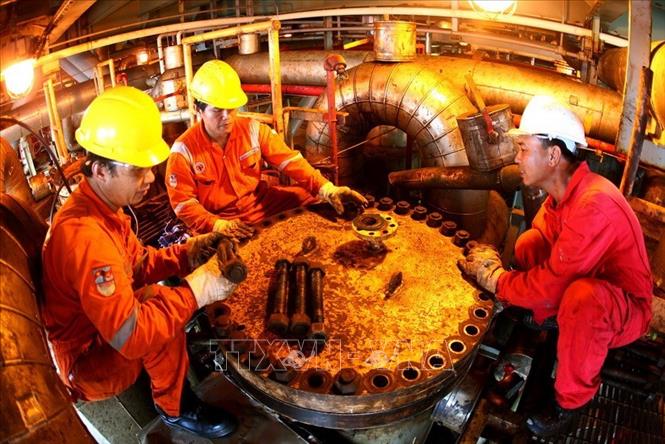 Trong ảnh: Công nhân Bảo trì, bảo dưỡng thiết bị trên giàn khoan của mỏ Bạch Hổ. Ảnh: Huy Hùng – TTXVN