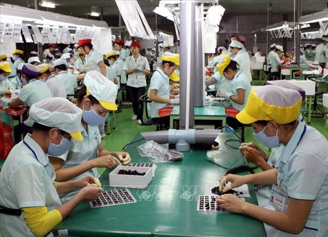Trong ảnh: Công nhân làm việc tại dây chuyền sản xuất linh kiện điện tử của Nhà máy sản xuất linh kiện điện tử Foster (Quảng Ngãi). Ảnh: Thanh Long - TTXVN