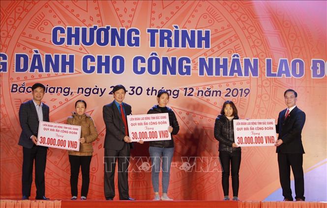 Trong ảnh: Liên đoàn Lao động tỉnh Bắc Giang phối hợp với Sở Công Thương tỉnh tổ chức Chương trình “Gian hàng dành cho công nhân lao động”; Hỗ trợ xây dựng 3 “Mái ấm công đoàn” trị giá 90 triệu đồng. Ảnh: TTXVN