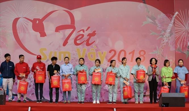 Trong ảnh: Trưởng Ban Dân vận Trung ương Trương Thị Mai trao quà cho công nhân lao động tại Lễ phát động “Tết sum vầy” năm 2018. Ảnh: Phương Hoa – TTXVN