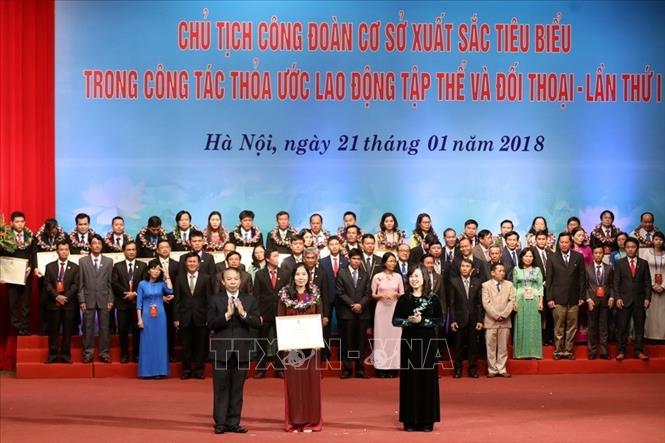Trong ảnh: Phó Chủ tịch Tổng Liên đoàn Lao động Việt Nam Mai Đức Chính và Thứ trưởng Bộ Lao động Thương Binh và Xã hội Đào Hồng Lan trao bằng khen cho Chủ tịch Công đoàn xuất sắc tại Lễ Tuyên dương Chủ tịch Công đoàn cơ sở xuất sắc tiêu biểu trong thỏa ước lao động tập thể và đối thoại lần thứ nhất (2009). Ảnh: Phương Hoa – TTXVN
