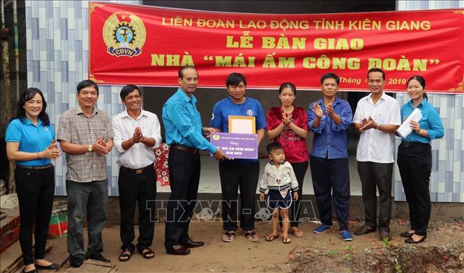 Trong ảnh: Liên đoàn Lao động tỉnh Kiên Giang trao “Mái ấm Công đoàn” cho đoàn viên Phạm Phi Hùng, Công đoàn cơ sở xã Kiên Bình, huyện Kiên Lương có hoàn cảnh khó khăn về nhà ở. Ảnh: Lê Huy Hải – TTXVN