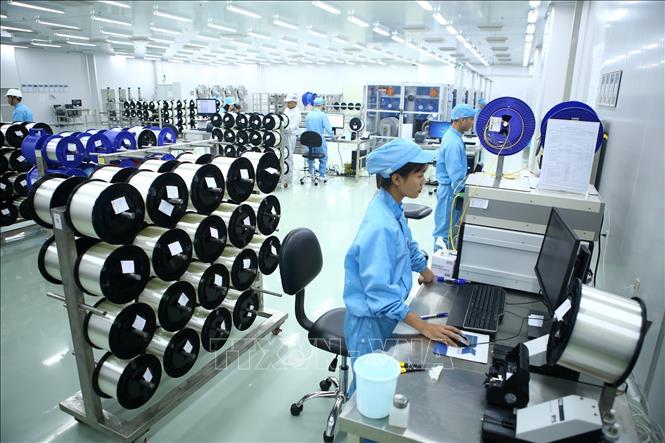 Giai cấp công nhân nước ta luôn tiên phong trong sự nghiệp xây dựng CNXH, là lực lượng đi đầu trong sự nghiệp công nghiệp hóa, hiện đại hóa đất nước. Trong ảnh: Dây chuyền sản xuất sợi quang được VNPT nghiên cứu và sản xuất thành công. Ảnh: Minh Quyết - TTXVN