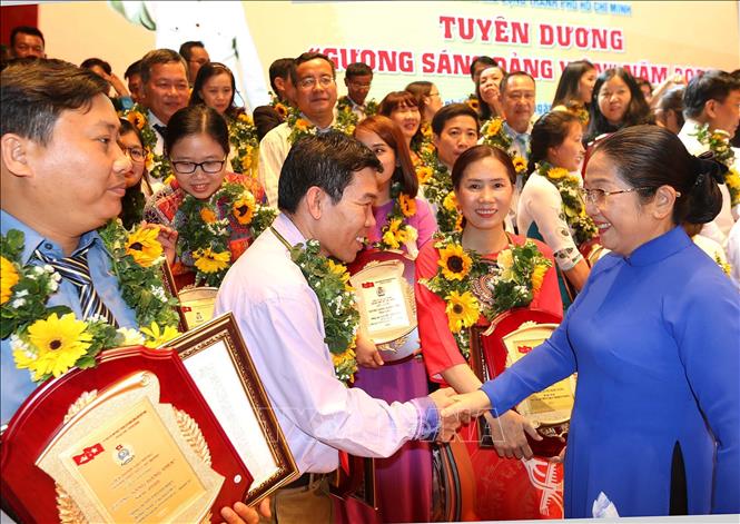 Trong ảnh: Bà Võ Thị Dung, Phó Bí thư Thành ủy Thành phố Hồ Chí Minh thăm hỏi động viên các điển hình “Gương sáng đảng viên” năm 2020. Đây là những đảng viên có nhiều đóng góp trong công tác xây dựng Đảng, hoạt động Công đoàn, nhất là công tác phát triển đảng viên là công nhân, lao động trong các doanh nghiệp. Ảnh: Thanh Vũ - TTXVN