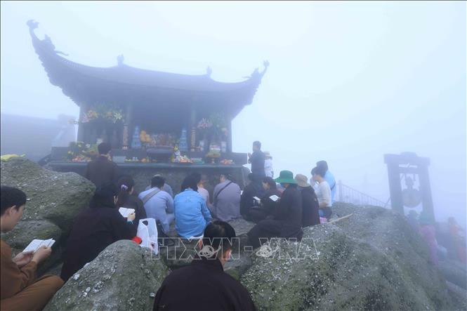 Chùa Đồng nằm trên đỉnh cao nhất của núi Yên Tử, được đúc từ chất liệu đồng, là địa điểm nổi tiếng nhất trong Khu di tích và rừng quốc gia Yên Tử, là đích đến của mọi tăng ni, phật tử, du khách thập phương khi hành hương về đất thiêng Yên Tử. Ảnh: Tuấn Anh - TTXVN 