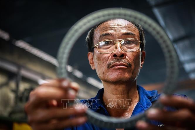 Trong ảnh: Hơn 40 năm làm công nhân kỹ thuật sửa chữa cơ điện, ông Nguyễn Đức Cường, Tổ trưởng tổ sửa chữa cơ điện, phân xưởng Thiết bị công nghệ (Công ty cổ phần Điện cơ Thống Nhất) với sự nhiệt huyết, đam mê, sáng tạo, đã có nhiều sáng kiến, cải tiến, nâng cao năng suất lao động làm lợi hàng tỷ đồng cho công ty. Ảnh: Trọng Đạt – TTXVN