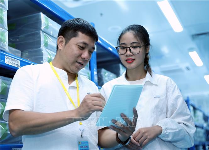 Giai cấp công nhân Việt Nam là cơ sở chính trị - xã hội rộng lớn, trực tiếp của Đảng Cộng sản Việt Nam, tham gia hiệu quả vào công tác xây dựng Đảng. Trong ảnh: Quần chúng ưu tú Lê Văn Trường, Chủ tịch công đoàn Công ty TNHH CDL Precision Technology Việt Nam, được nhận nhiều bằng khen từ phía công ty, dự kiến sẽ được kết nạp Đảng vào Chi bộ cơ sở Công đoàn KCN tỉnh Vĩnh Phúc cuối năm 2020. Ảnh: Danh Lam-TTXVN