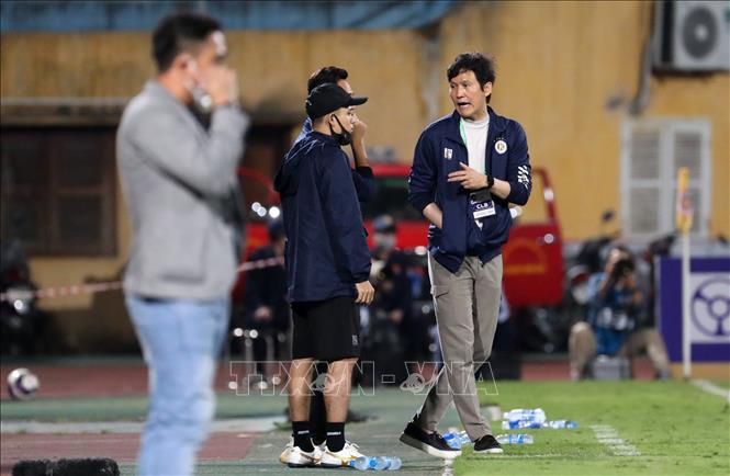 Trong ảnh: HLV trưởng Park Choong Kyun gặp khó khăn ngay trận đầu dẫn dắt các cầu thủ Hà Nội. Ảnh: Thành Đạt - TTXVN
