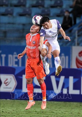 Trong ảnh: Pha tranh bóng trên không quyết liệt của cầu thủ 2 đội. Ảnh: Thành Đạt - TTXVN
