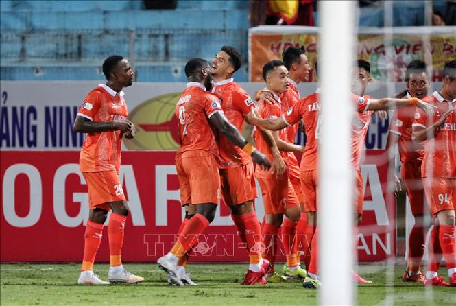 Trong ảnh: Pha ăn mừng bàn thắng mở tỷ số trận đấu của các cầu thủ Bình Định. Ảnh: Thành Đạt - TTXVN