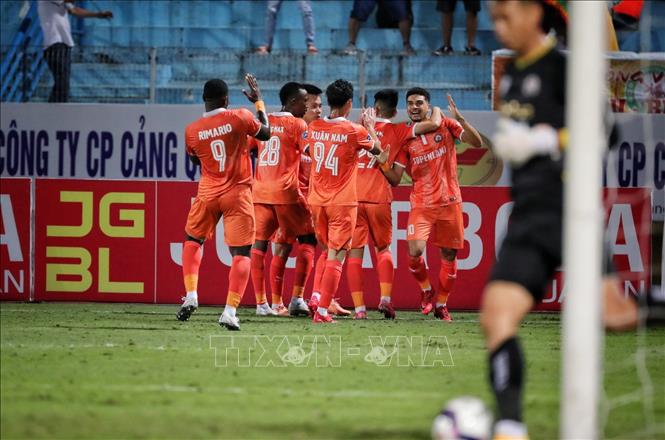 Trong ảnh: Pha ăn mừng bàn thắng mở tỷ số trận đấu của các cầu thủ Bình Định. Ảnh: Thành Đạt - TTXVN