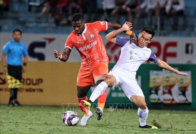 Trong ảnh: Pha tranh chấp quyết liệt của cầu thủ 2 đội. Ảnh: Thành Đạt - TTXVN