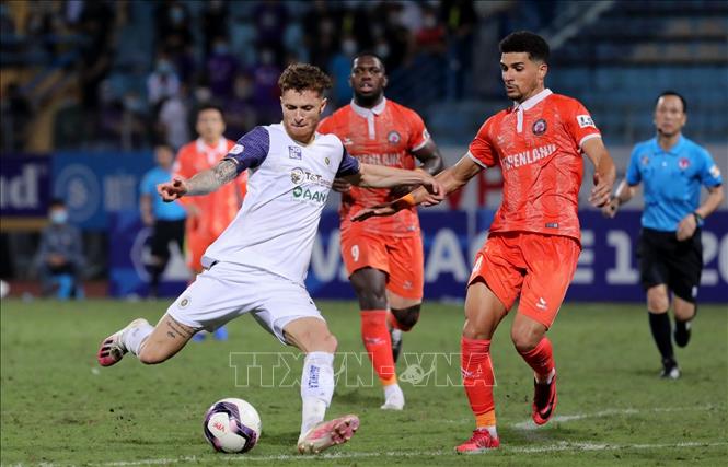 Trong ảnh: Pha sút bóng nguy hiểm của Geovane (Hà Nội) trước hàng phòng ngự Bình Định. Ảnh: Thành Đạt - TTXVN
