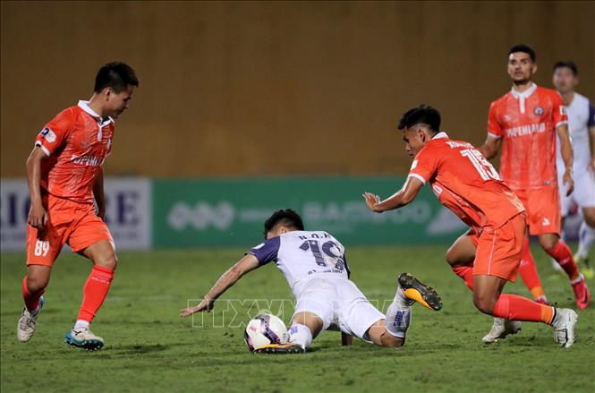 Trong ảnh: Trận đấu này tiền vệ Quang Hải (Hà Nội) không thể hiện được nhiều trước sự theo sát của các cầu thủ Bình Định. Ảnh: Thành Đạt - TTXVN