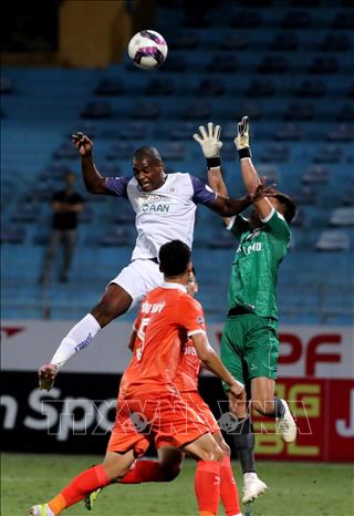 Trong ảnh: Một pha tranh chấp trên không giữa thủ môn Minh Hoàng (Bình Định) và tiền đạo Hà Nội. Ảnh: Thành Đạt - TTXVN