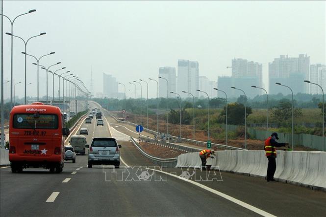 Tuyến đường cao tốc TP Hồ Chí Minh - Long Thành - Dầu Giây dài 55km, đi qua địa phận của TP Hồ Chí Minh và tỉnh Đồng Nai, được đưa vào khai tháng từ tháng 2/2015, góp phần quan trọng trong việc kết nối Vùng kinh tế trọng điểm phía Nam, rút ngắn thời gian lưu thông, giảm ùn tắc và tai nạn giao thông; đẩy mạnh giao thương giữa TP Hồ Chí Minh với các tỉnh, vùng lân cận. Ảnh: Tràng Dương - TTXVN