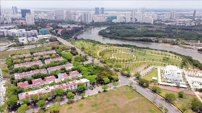 Khu đô thị mới Phú Mỹ Hưng ven sông Tân Phong, Quận 7 (TP Hồ Chí Minh) là khu đô thị đầu tiên được quy hoạch hoàn chỉnh ở Việt Nam tính từ sau năm 1986 và là khu đô thị lớn nhất ở châu Á được quy hoạch tổng thể theo chuẩn mực quốc tế. Ðô thị này không chỉ có mảng xanh phủ mát quanh năm, kiến trúc thân thiện với con người mà còn đạt hiệu quả cao về kinh tế, xã hội. Ảnh: Trung Tuyến – TTXVN 