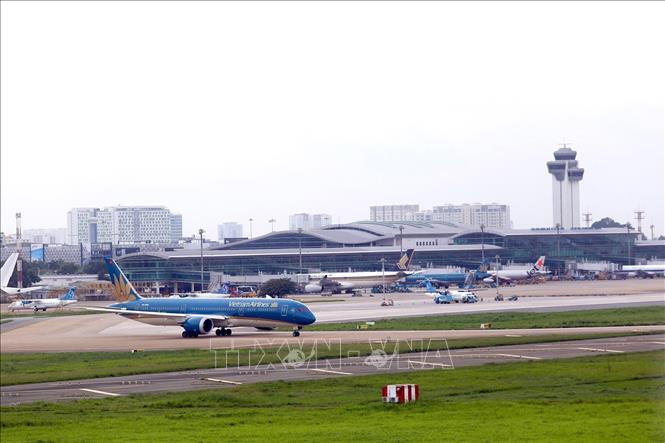 Theo quyết định điều chỉnh quy hoạch chi tiết Cảng hàng không quốc tế Tân Sơn Nhất giai đoạn đến năm 2020 và định hướng đến năm 2030, sau khi được nâng cấp, sân bay Tân Sơn Nhất (TP Hồ Chí Minh) sẽ có sản lượng vận chuyển hành khách đạt 50 triệu lượt khách/năm, sản lượng vận chuyển hàng hóa đạt 0,8 – 1 triệu tấn/năm. Ảnh: Huy Hùng – TTXVN