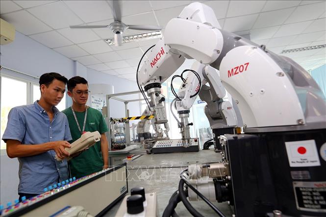 Trung tâm Đào tạo khu công nghệ cao (SHTP-Training Center) tại TP Hồ Chí Minh có Trung tâm Đào tạo và chuyển giao công nghệ Việt Nhật và một tổ hợp phòng thí nghiệm Robot – Tự động hóa với nhiều robot và thiết bị máy móc hiện đại; tăng cường hợp tác với các doanh nghiệp công nghệ cao, các trường đại học cao đẳng mở lớp bồi dưỡng đào tạo kỹ sư về các chuyên đề công nghệ cao. Ảnh: Danh Lam – TTXVN