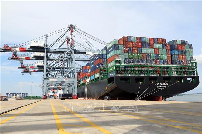 Với vị trí địa lý thuận lợi có nhiều cảng biển nước sâu, giai đoạn 2015 - 2020, Bà Rịa – Vũng Tàu đã dành nhiều sự quan tâm đầu tư, tạo sự chuyển biến mạnh mẽ cho sự phát triển của hệ thống cảng biển, cũng như dịch vụ hậu cần cảng. Trong ảnh: Cảng quốc tế Cái Mép (CMIT) đón tàu UASC ZAMZAM dài gần 300m chở theo 9.006 Teu container lần đầu cập cảng. Ảnh: Đoàn Mạnh Dương - TTXVN