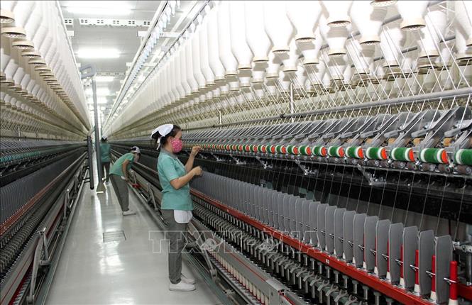 Tỉnh Bình Dương có số lượng và chất lượng khu công nghiệp (KCN) đứng đầu cả nước. Các KCN này đã phát huy công năng, giúp tỉnh thu hút đầu tư trong và ngoài nước rất hiệu quả, tạo đòn bẩy đưa Bình Dương phát triển nhanh theo hướng công nghiệp và dịch vụ đóng vai trò chủ đạo. Trong ảnh: Nhà máy sản xuất sợi cotton của Công ty TNHH Kyungbang Việt Nam (Tập đoàn Kyungbang của Hàn Quốc) chuyên dệt chỉ, sợi và phụ liệu ngành dệt, tại Khu công nghiệp Bàu Bàng (huyện Bến Cát). Ảnh: Quách Lắm - TTXVN