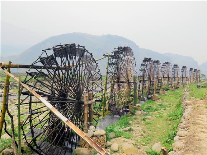 Trong ảnh: Một dãy cọn nước (guồng nước) được người dân xã Ngọc Chiến làm mới để phục vụ phát triển du lịch. Ảnh: Hữu Quyết - TTXVN 