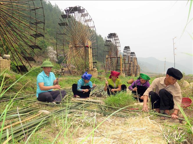 Trong ảnh: Người dân xã Ngọc Chiến chuẩn bị vật liệu để phục dựng cọn nước (guồng nước) nhằm phục vụ phát triển du lịch. Ảnh: Hữu Quyết - TTXVN 