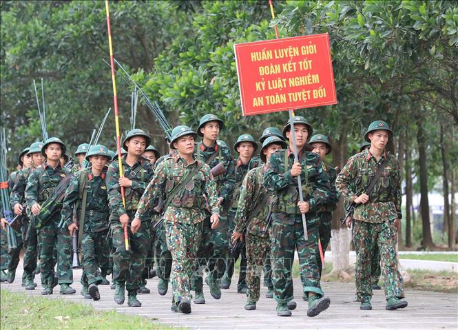 Trong ảnh: Chiến sĩ mới ở Trung đoàn 66 hành quân trở về đơn vị sau giờ huấn luyện ở thao trường. Ảnh: Trọng Đức - TTXVN