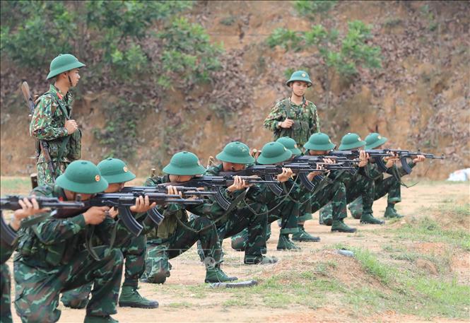 Trong ảnh: Giờ huấn luyện các bài bắn súng của chiến sĩ mới ở Trung đoàn 66. Ảnh: Trọng Đức - TTXVN