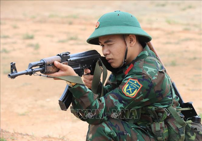 Trong ảnh: Giờ huấn luyện các bài bắn súng của chiến sĩ mới ở Trung đoàn 66. Ảnh: Trọng Đức - TTXVN