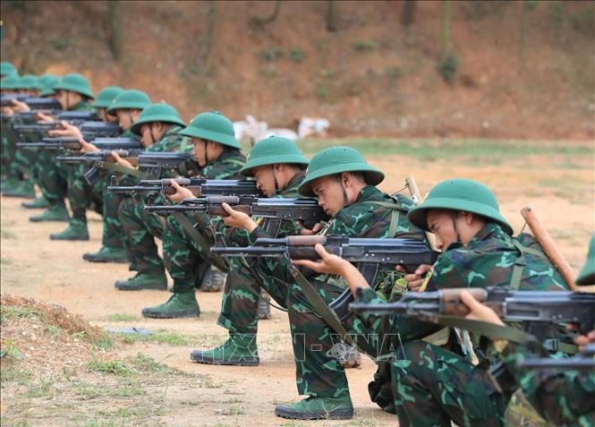 Trong ảnh: Giờ huấn luyện các bài bắn súng của chiến sĩ mới ở Trung đoàn 66. Ảnh: Trọng Đức - TTXVN