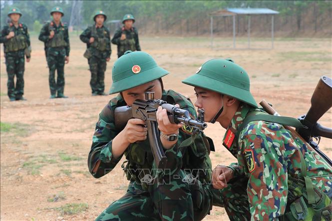 Trong ảnh: Giờ huấn luyện các bài bắn súng của chiến sĩ mới ở Trung đoàn 66. Ảnh: Trọng Đức - TTXVN
