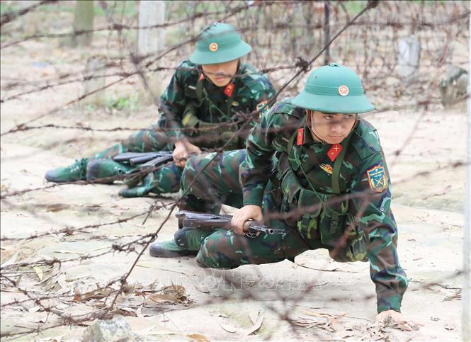 Trong ảnh: Giờ huấn luyện chiến thuật của chiến sĩ mới ở Trung đoàn 66. Ảnh: Trọng Đức - TTXVN