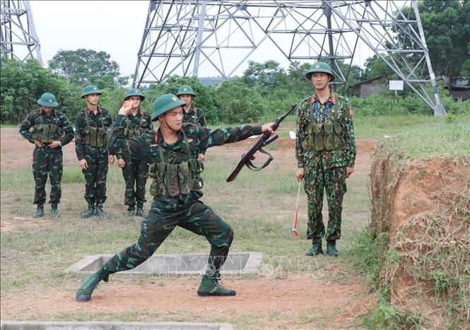 Trong ảnh: Giờ huấn luyện bài tập ném lựu đạn của chiến sĩ mới ở Trung đoàn 66. Ảnh: Trọng Đức - TTXVN