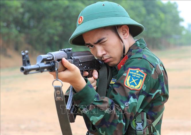 Trong ảnh: Giờ huấn luyện các bài bắn súng của chiến sĩ mới ở Trung đoàn 66. Ảnh: Trọng Đức - TTXVN