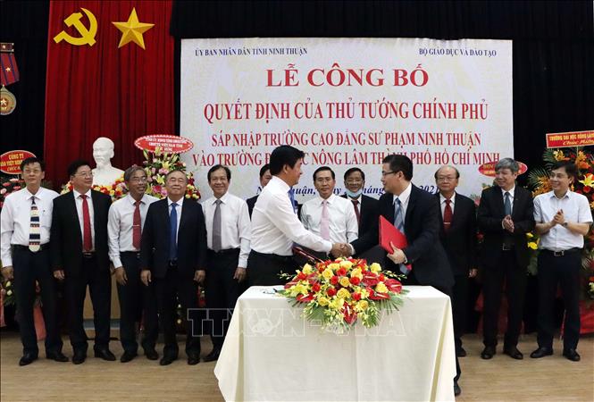 Trong ảnh: Ký kết bàn giao trường Cao đẳng sư phạm Ninh Thuận cho Trường Đại học Nông lâm thành phố Hồ Chí Minh. Ảnh: Công Thử - TTXVN