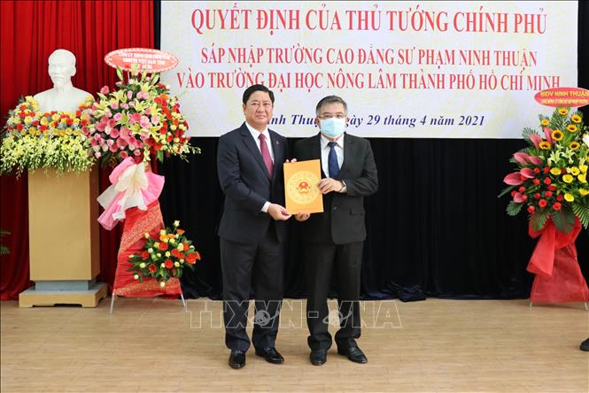 Trong ảnh: Chủ tịch UBND tỉnh Ninh Thuận Trần Quốc Nam (trái) trao Quyết định của Thủ tướng Chính phủ sáp nhập Trường Cao đẳng sư phạm Ninh Thuận vào Trường Đại học Nông Lâm Thành phố Hồ Chí Minh. Ảnh: Công Thử - TTXVN
