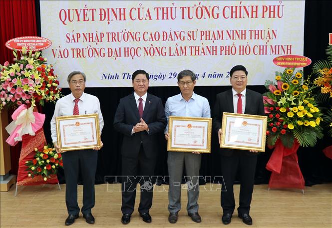 Trong ảnh: Chủ tịch UBND tỉnh Ninh Thuận Trần Quốc Nam tặng bằng khen cho các tập thể có thành tích xuất sắc trong triển khai Đề án sáp nhập trường. Ảnh: Công Thử - TTXVN