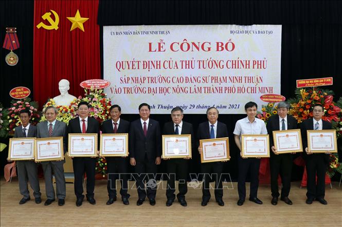 Trong ảnh: Chủ tịch UBND tỉnh Ninh Thuận Trần Quốc Nam tặng bằng khen cho các cá nhân có thành tích xuất sắc trong triển khai Đề án sáp nhập trường. Ảnh: Công Thử - TTXVN