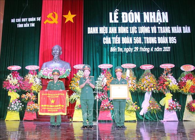 Trong ảnh: Trao  danh hiệu “Anh hùng lực lượng vũ trang Nhân dân” cho Tiểu đoàn 560. Ảnh: Huỳnh Phúc Hậu - TTXVN