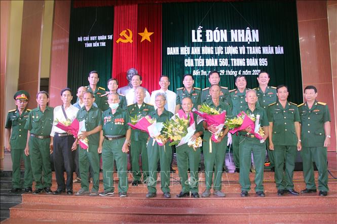 Trong ảnh: Trao danh hiệu “Anh hùng lực lượng vũ trang Nhân dân” cho Tiểu đoàn 560. Ảnh: Huỳnh Phúc Hậu - TTXVN