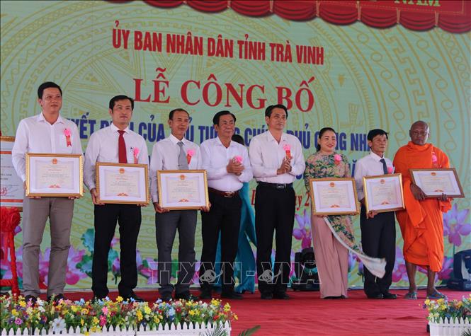 Trong ảnh: Các cá nhân nhận Bằng khen của Chủ tịch UBND tỉnh Trà Vinh. Ảnh: Thanh Hòa- TTXVN