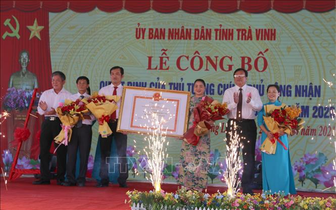 Lãnh đạo huyện Càng Long đón nhận Bằng công nhận. Ảnh: Thanh Hòa- TTXVN