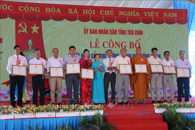 Trong ảnh: Các cá nhân nhận  Bằng khen của Chủ tịch UBND huyện Càng Long. Ảnh: Thanh Hòa- TTXVN