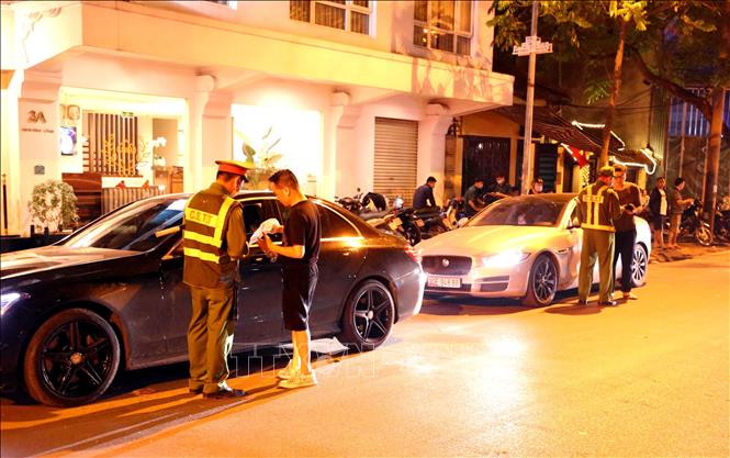 Trong ảnh: Tổ công tác đặc biệt Y20/141 công an TP Hà Nội phát hiện, kiểm tra và xử lý các chủ phương tiện vi phạm trật tự ATGT tại phố Phan Đình Phùng, đêm 29, rạng sáng 30/4. Ảnh: Phạm Kiên - TTXVN