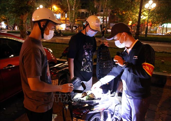 Trong ảnh: Tổ công tác đặc biệt Y20/141 kiểm tra hành chính với chủ phương tiên tham gia giao thông có biểu hiện nghi vấn, đêm 29, rạng sáng 30/4. Ảnh: Phạm Kiên - TTXVN